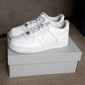White Nike Air Force 1 Size 6y